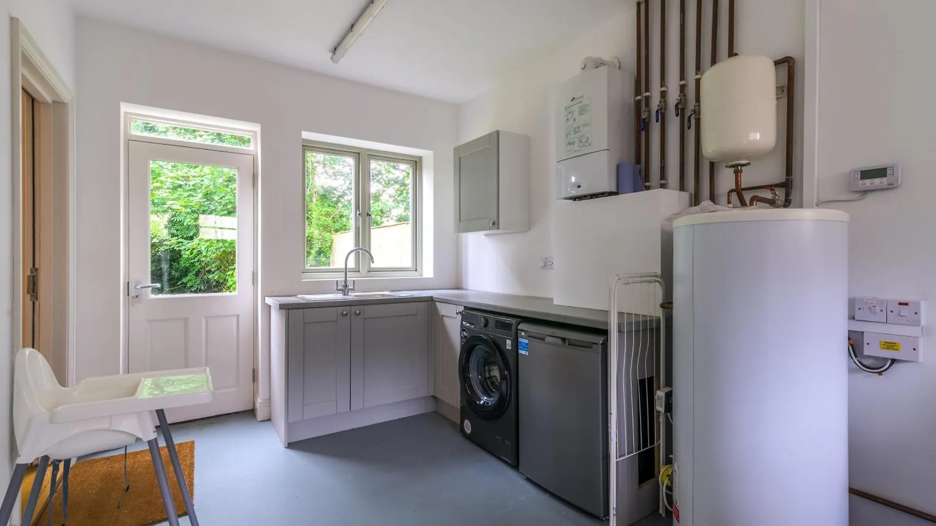 5 Bed 2 Bath House By Livestay Short Lets & Serviced Accommodation Isleworth With Private Garden & Jacuzzi