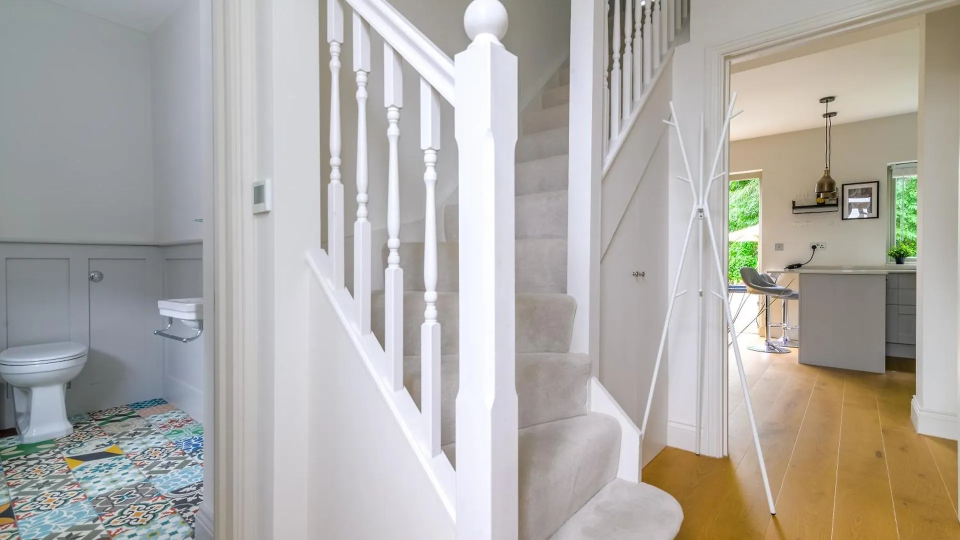 5 Bed 2 Bath House By Livestay Short Lets & Serviced Accommodation Isleworth With Private Garden & Jacuzzi 0*,