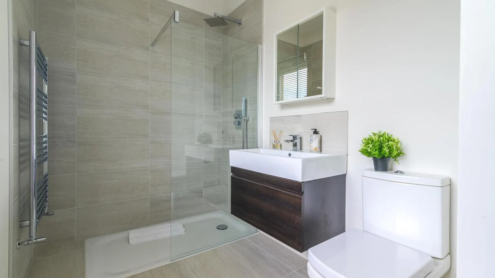 5 Bed 2 Bath House By Livestay Short Lets & Serviced Accommodation Isleworth With Private Garden & Jacuzzi
