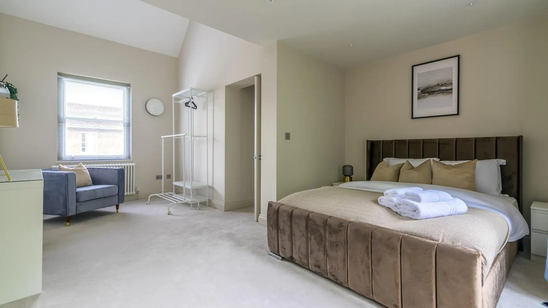 5 Bed 2 Bath House By Livestay Short Lets & Serviced Accommodation Isleworth With Private Garden & Jacuzzi United Kingdom