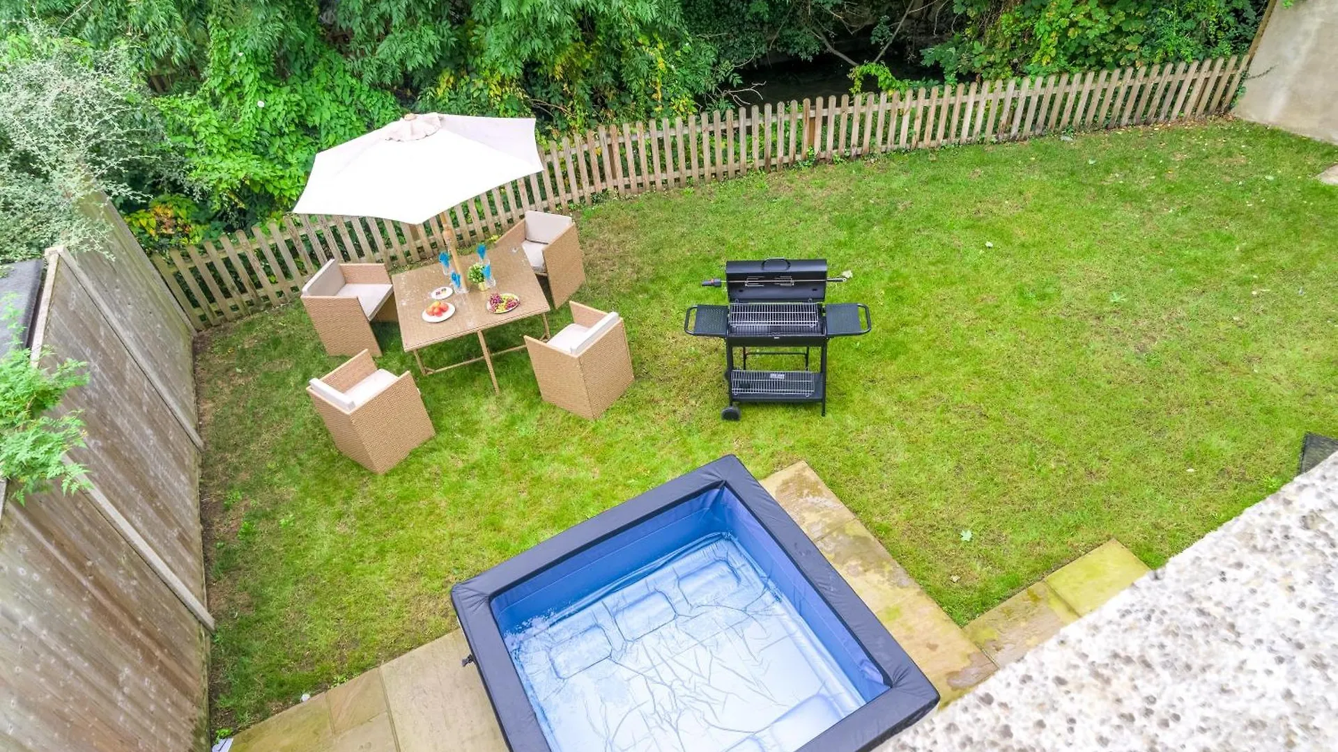 5 Bed 2 Bath House By Livestay Short Lets & Serviced Accommodation Isleworth With Private Garden & Jacuzzi