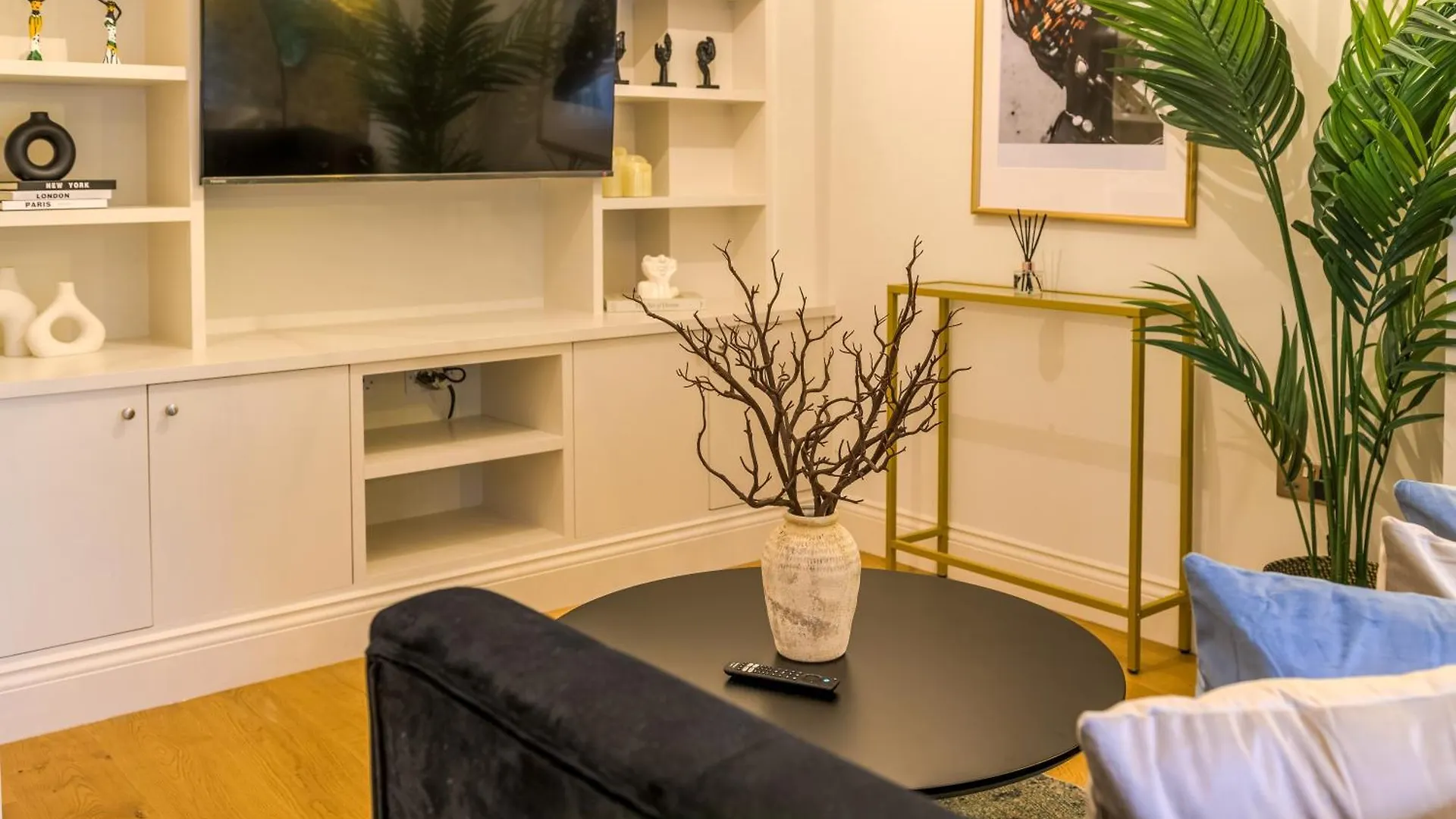 5 Bed 2 Bath House By Livestay Short Lets & Serviced Accommodation Isleworth With Private Garden & Jacuzzi 0*,
