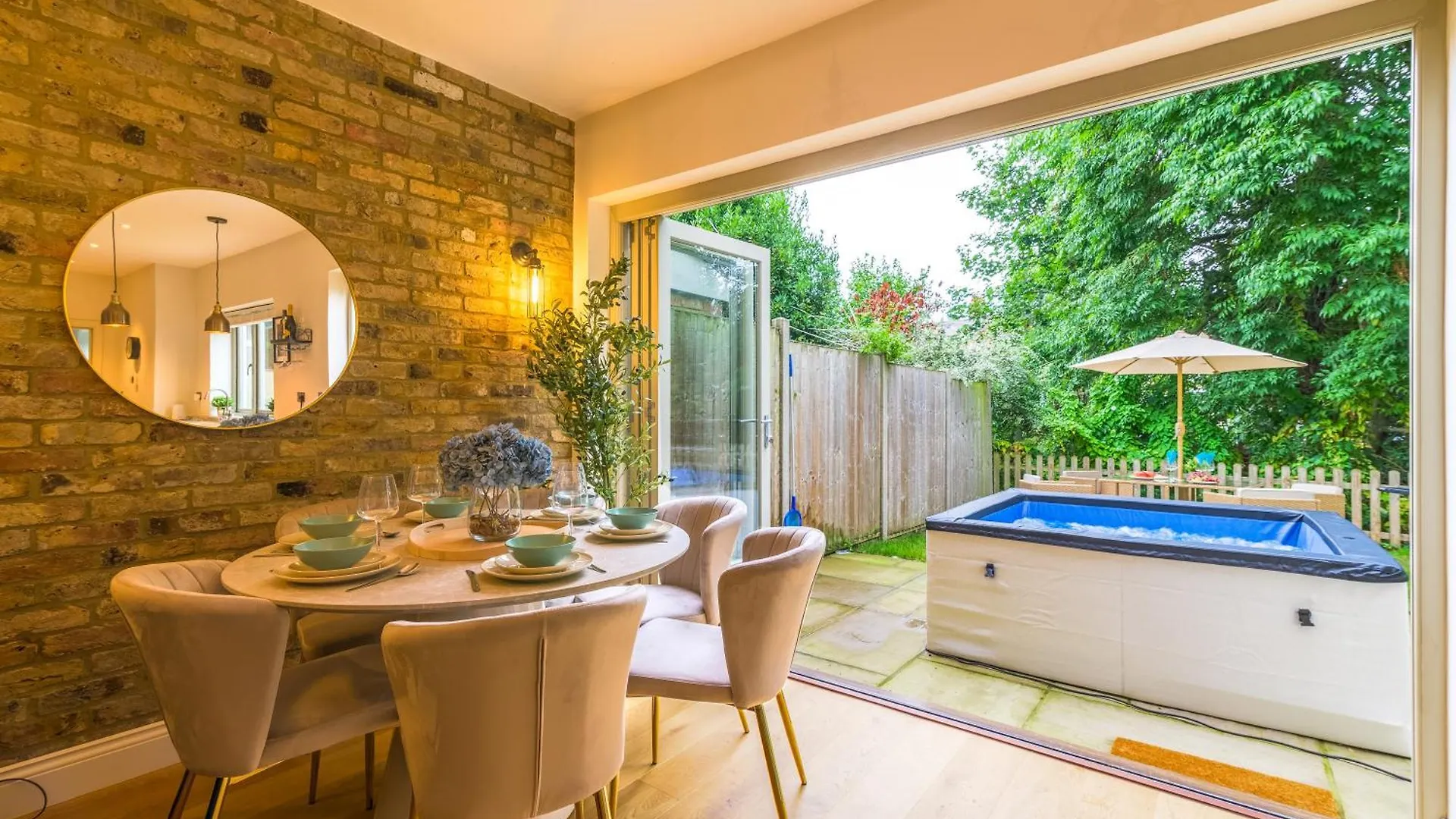 5 Bed 2 Bath House By Livestay Short Lets & Serviced Accommodation Isleworth With Private Garden & Jacuzzi United Kingdom