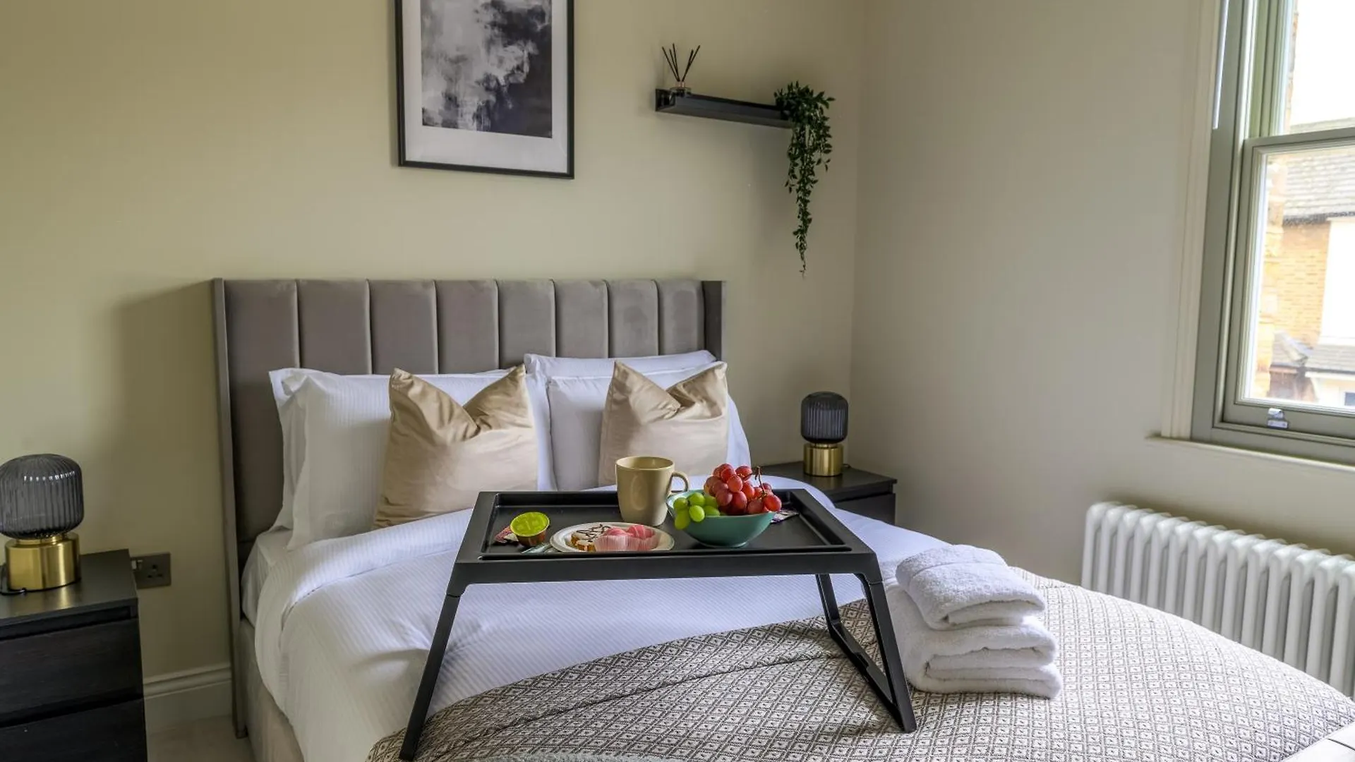 5 Bed 2 Bath House By Livestay Short Lets & Serviced Accommodation Isleworth With Private Garden & Jacuzzi United Kingdom