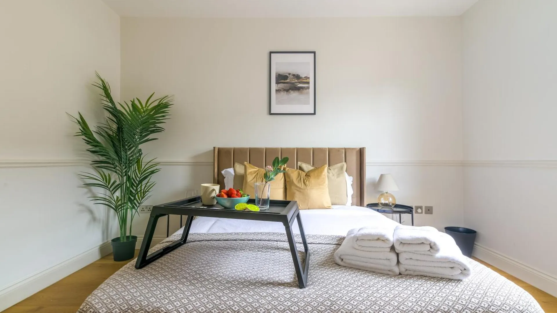 5 Bed 2 Bath House By Livestay Short Lets & Serviced Accommodation Isleworth With Private Garden & Jacuzzi 0*,  United Kingdom