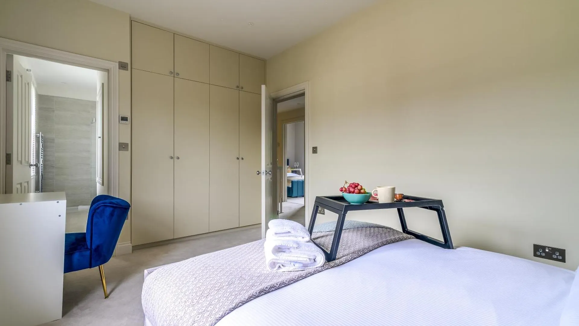 5 Bed 2 Bath House By Livestay Short Lets & Serviced Accommodation Isleworth With Private Garden & Jacuzzi