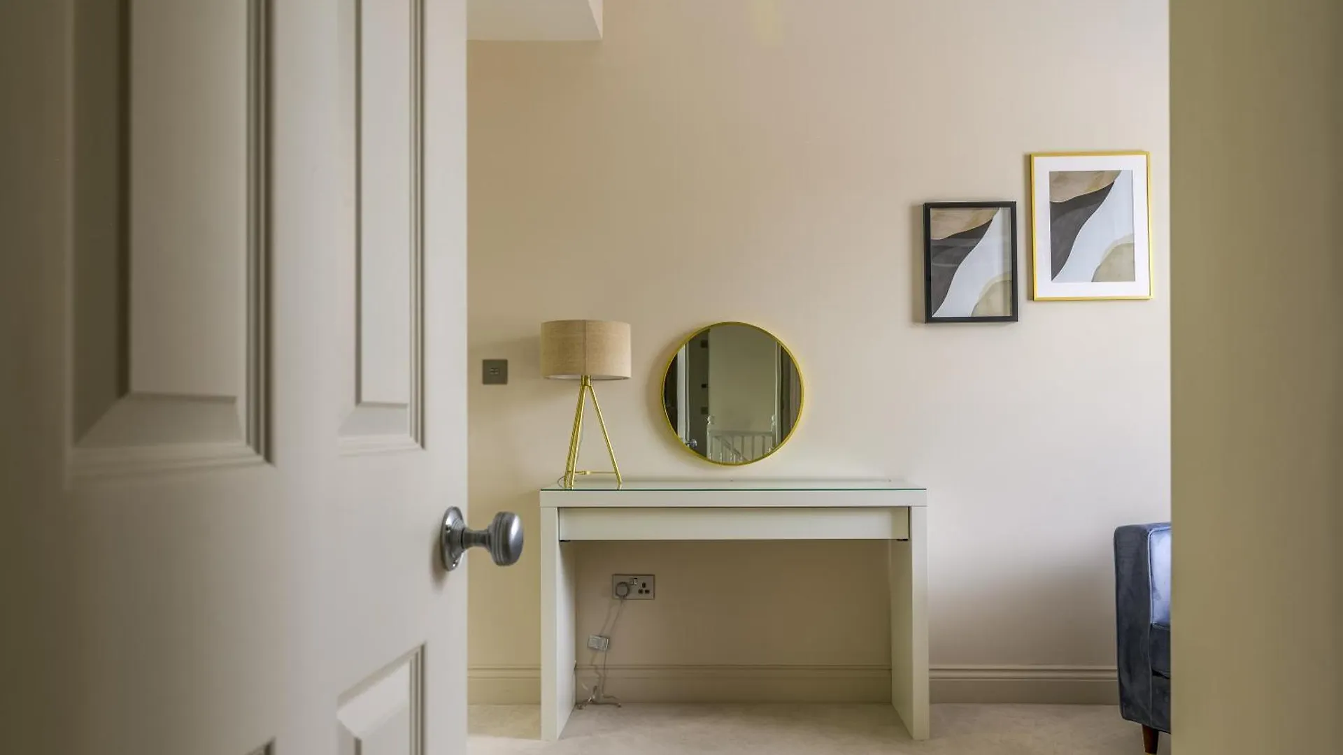 5 Bed 2 Bath House By Livestay Short Lets & Serviced Accommodation Isleworth With Private Garden & Jacuzzi United Kingdom
