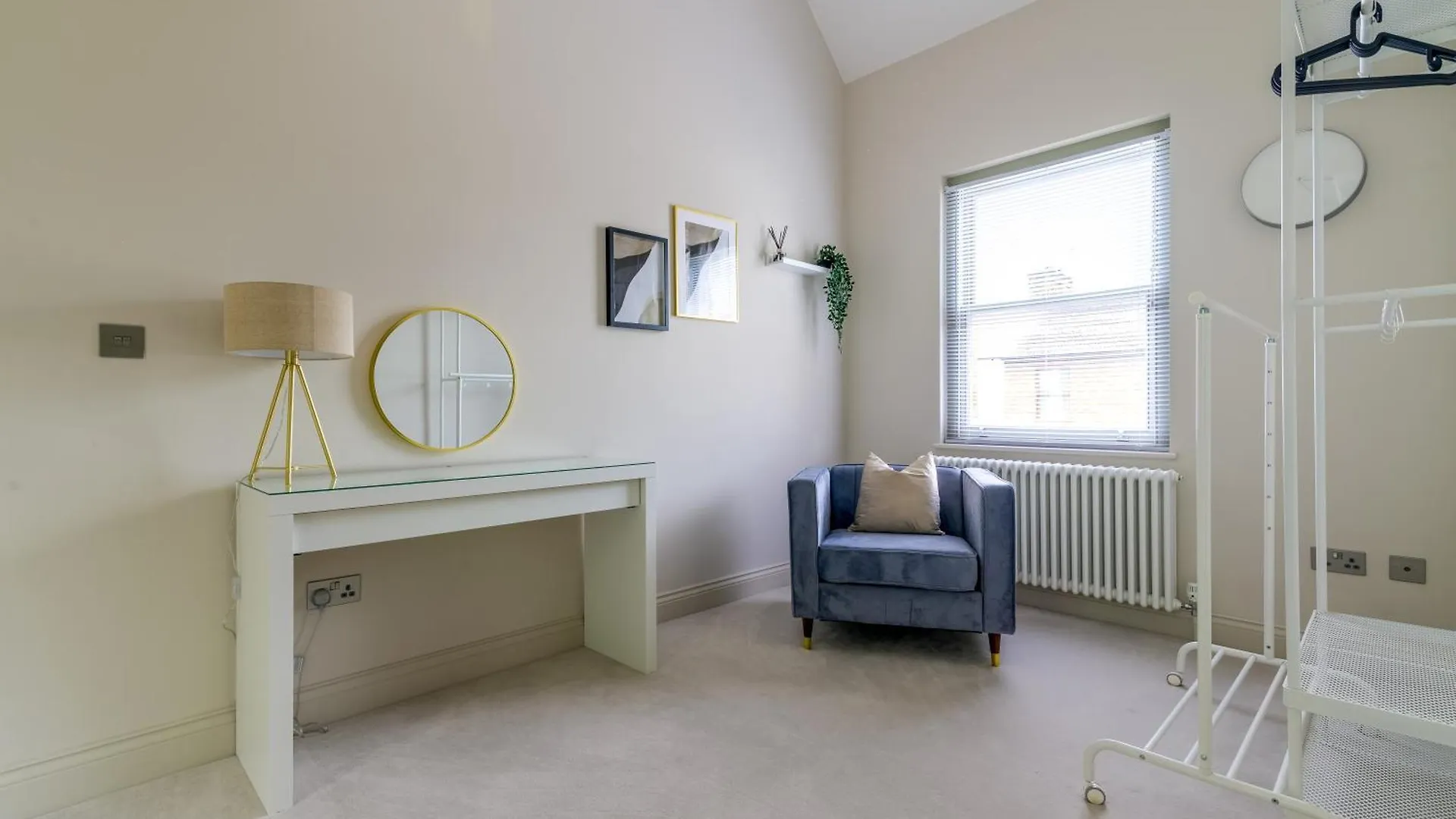 5 Bed 2 Bath House By Livestay Short Lets & Serviced Accommodation Isleworth With Private Garden & Jacuzzi Holiday home