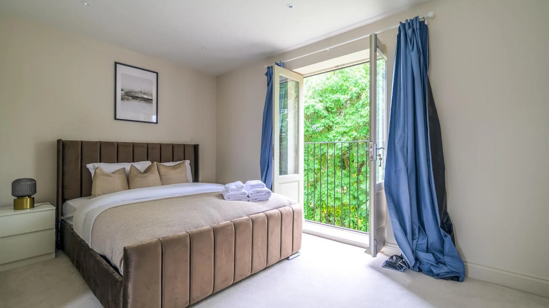 5 Bed 2 Bath House By Livestay Short Lets & Serviced Accommodation Isleworth With Private Garden & Jacuzzi 0*,  United Kingdom