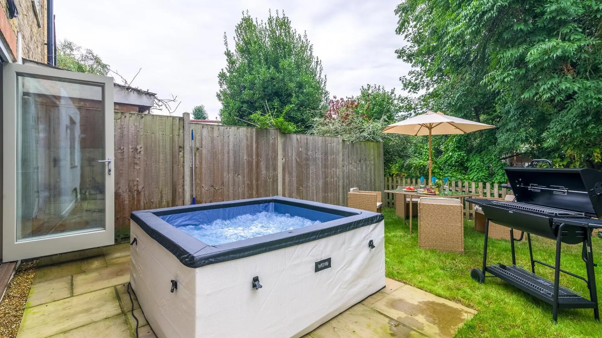 5 Bed 2 Bath House By Livestay Short Lets & Serviced Accommodation Isleworth With Private Garden & Jacuzzi 0*,