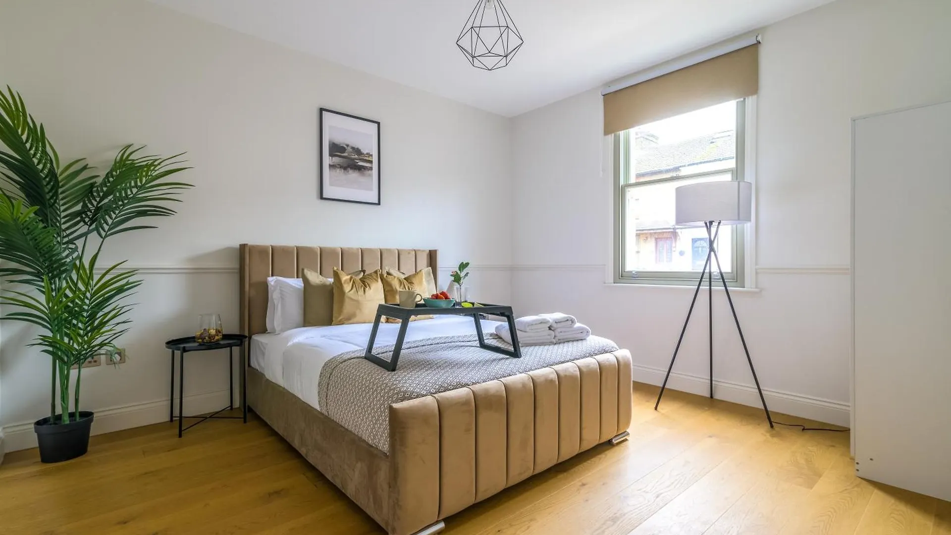 5 Bed 2 Bath House By Livestay Short Lets & Serviced Accommodation Isleworth With Private Garden & Jacuzzi Holiday home