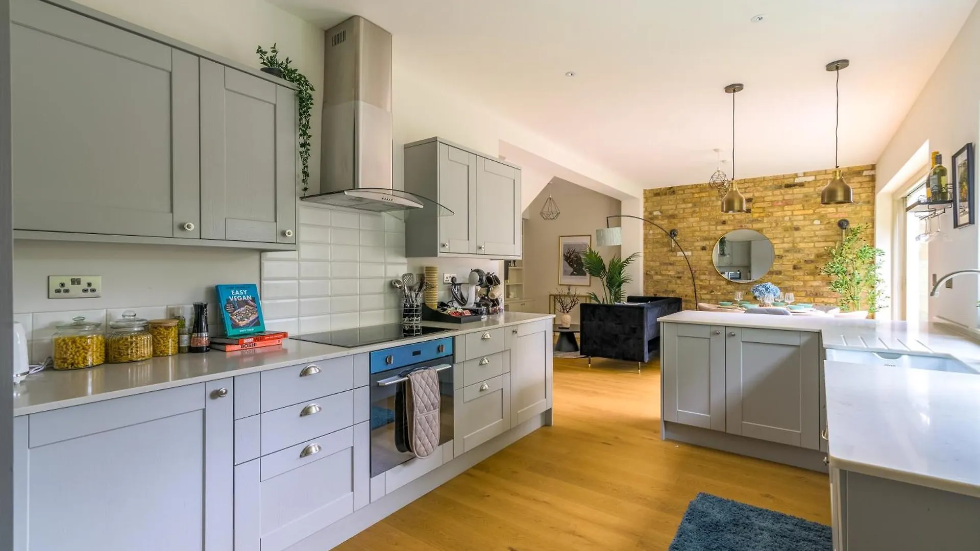 5 Bed 2 Bath House By Livestay Short Lets & Serviced Accommodation Isleworth With Private Garden & Jacuzzi 0*,  United Kingdom