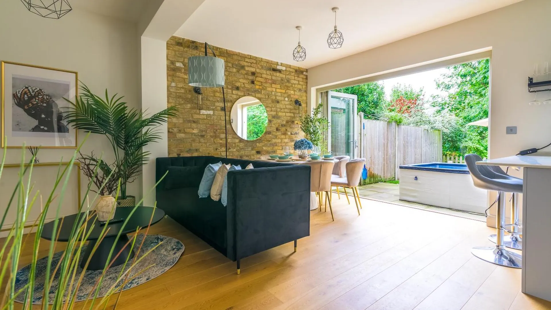 Holiday home 5 Bed 2 Bath House By Livestay Short Lets & Serviced Accommodation Isleworth With Private Garden & Jacuzzi